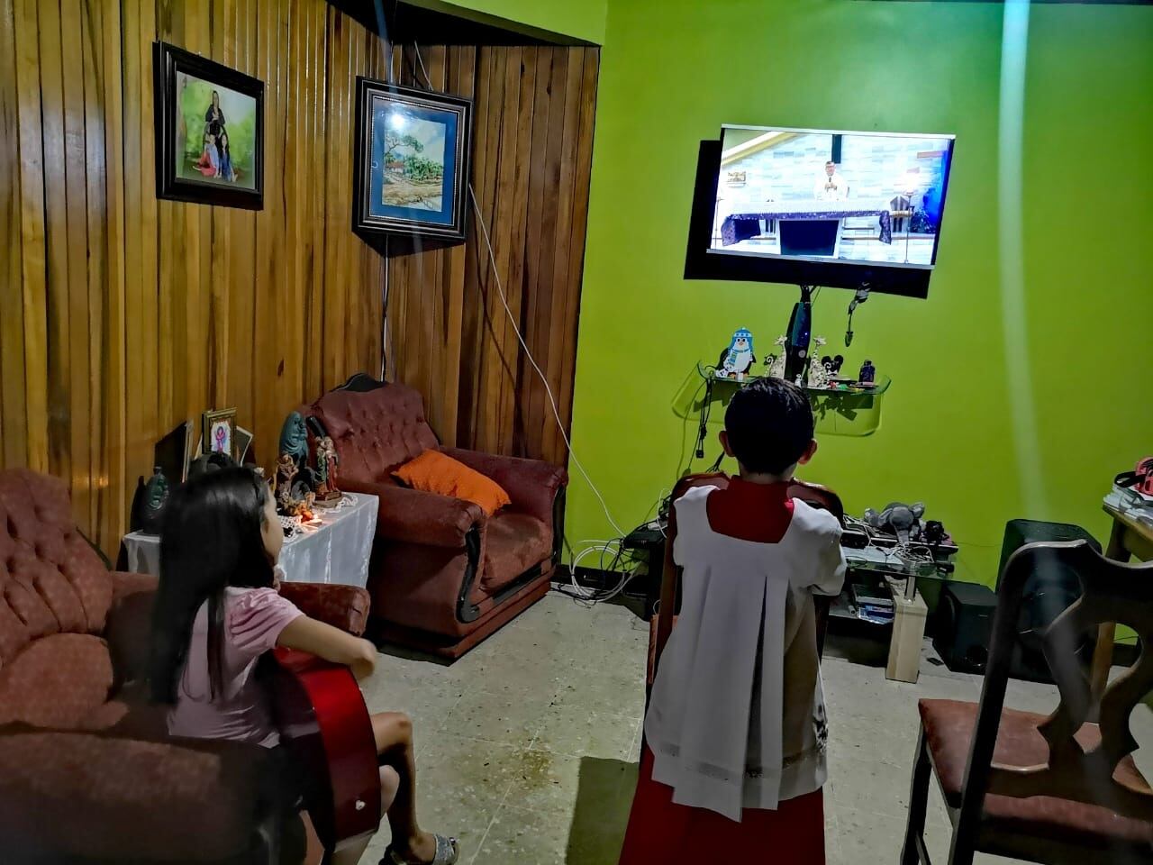 Evan Arroyo Arguedas es monaguillo en la parroquia San Rafael Arcángel de San Rafael Arriba de Desamparados y tiene cuatro días de “hacer teletrabajo”