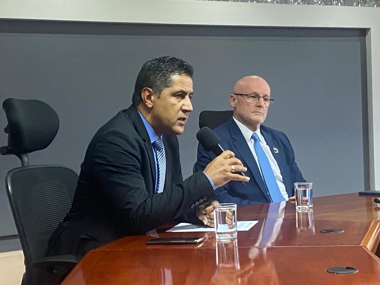 Nogui Acosta, ministro de Hacienda y Stephan Brunner, vicepresidente de la República en conferencia de prensa.