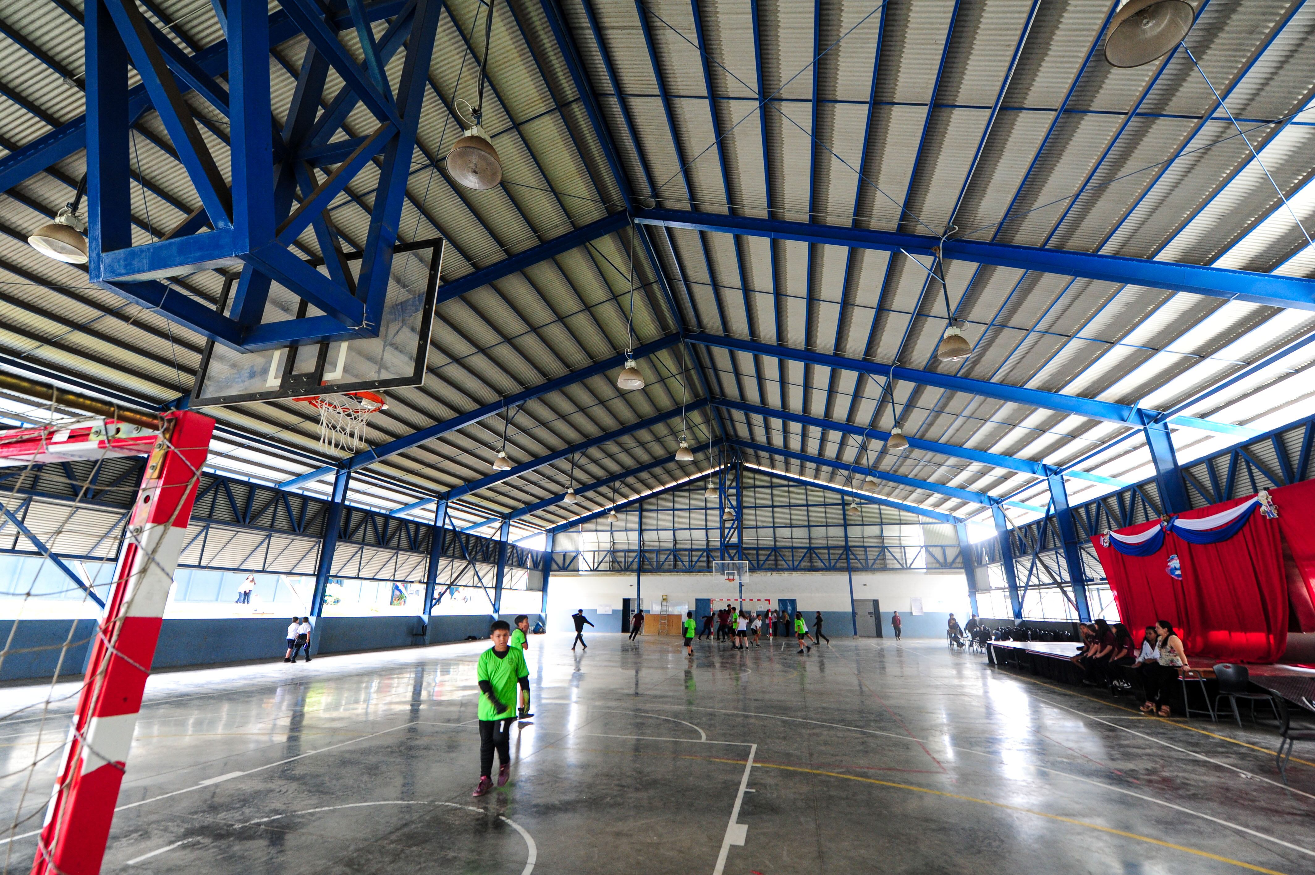 Colima de Tibás. Escuela Rafael Vargas Quirós, instalaciones nuevas contiguo a la planta del ICE, la antigua escuela se encontrabá en los terrenos donde pasa la circunvalación norte. Fue construida nueva gracias al dinero que prestó el BCIE para la Circunvalación Norte.