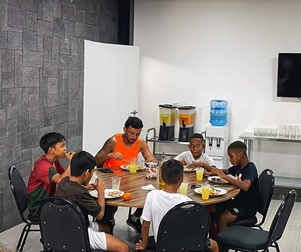 Michael Barrantes comparte con los chicos más jóvenes en el CAR para darles consejos. Foto: Facebook Alajuelense