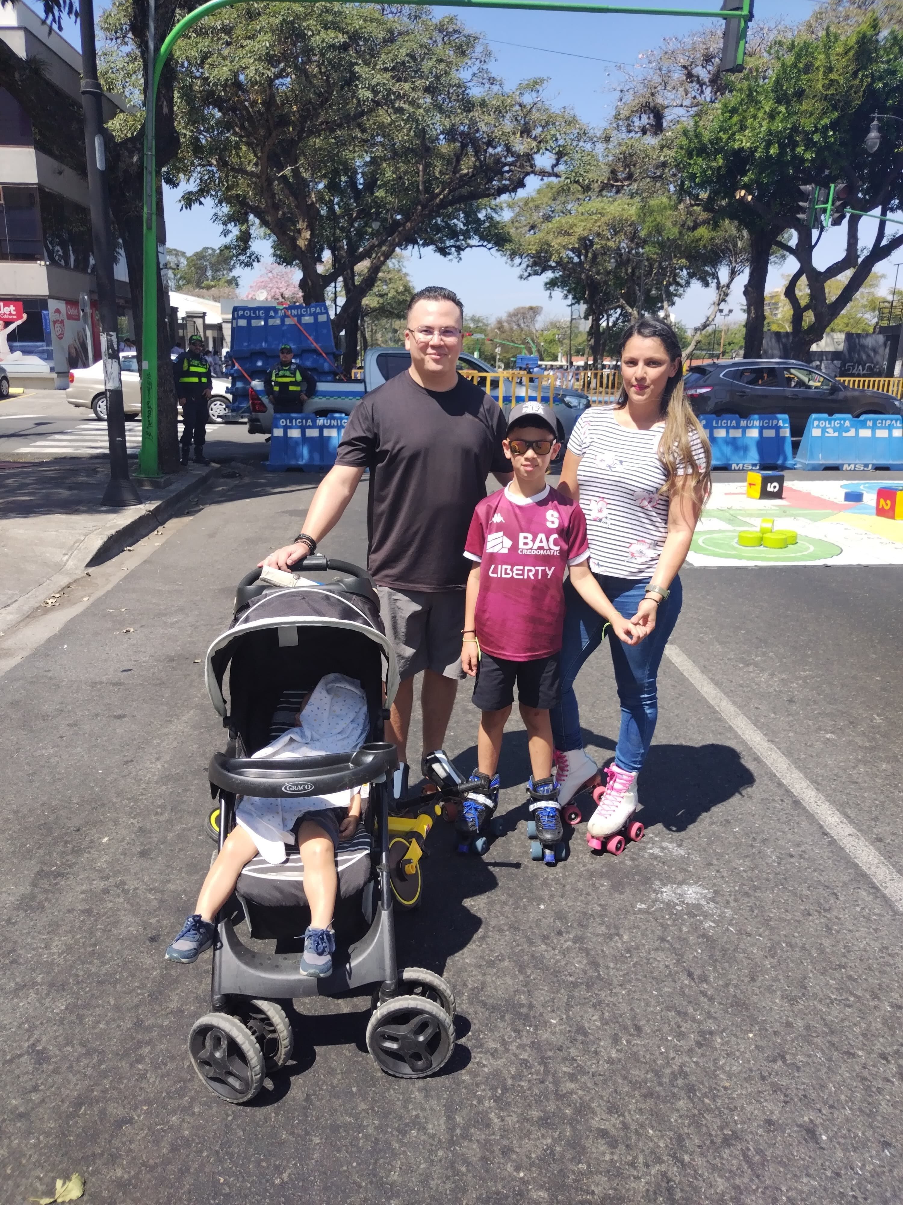 Aprovechamos los “Domingos familiares sin humo” que organiza la municipalidad de San José en el Paseo Colón para averiguar qué tan informadas están las familias sobre los reales riesgos para la salud que provoca el vapeo. En la foto, Ariel Brenes llegó al evento con su esposa, doña Joselyn Corrales, y los dos hijos de ambos, Sail (11 años) y Naín (1 año y 8 meses).