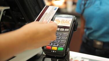 ¿Debo darle el PIN de mi tarjeta a los cajeros de los comercios?