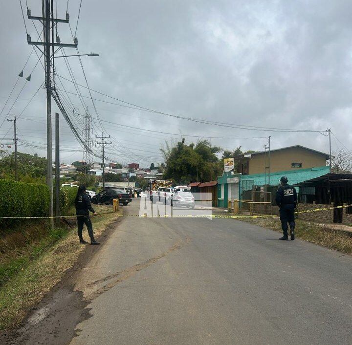 Los cuatro hombres que viajaban en el carro resultaron heridos de gravedad. foto Agencia Nacional de Información.