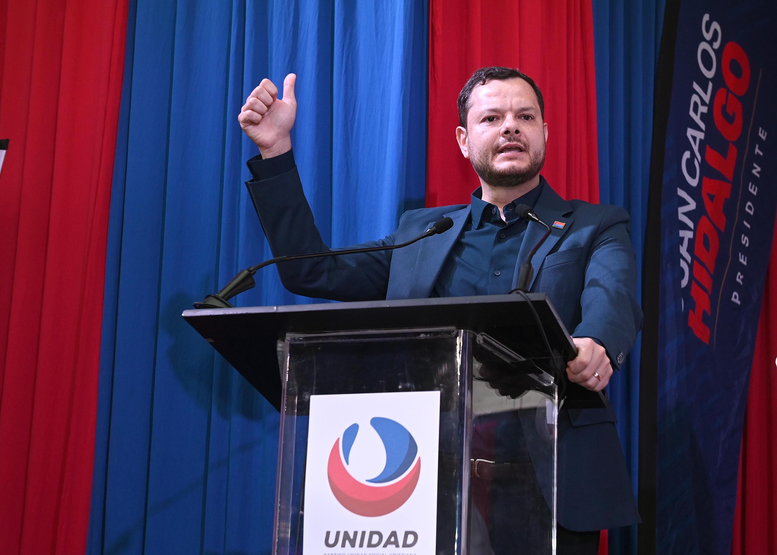 27 de julio del 2025. Hotel Crowne Plaza en La Sabana. 09:00 hrs. El Partido Unidad Social Cristiana ratificó como candidato presidencial a Juan Carlos Hidalgo. En una votación unánime los delegados del partido presentes en la asamblea confirmaron la candidatura de Hidalgo. En la foto: Dirigentes y simpatizantes del partido festejaron a mas no poder la elección del candidato y durante su discurso, Hidalgo, agradeció a los miembros del partido su apoyo. Foto: Albert Marín