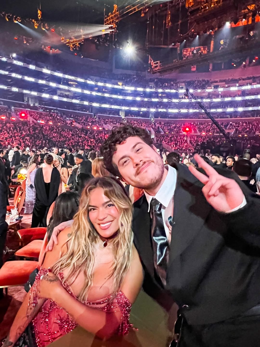 Youtuber José González junto a Karol G en los premios Grammy 2026.