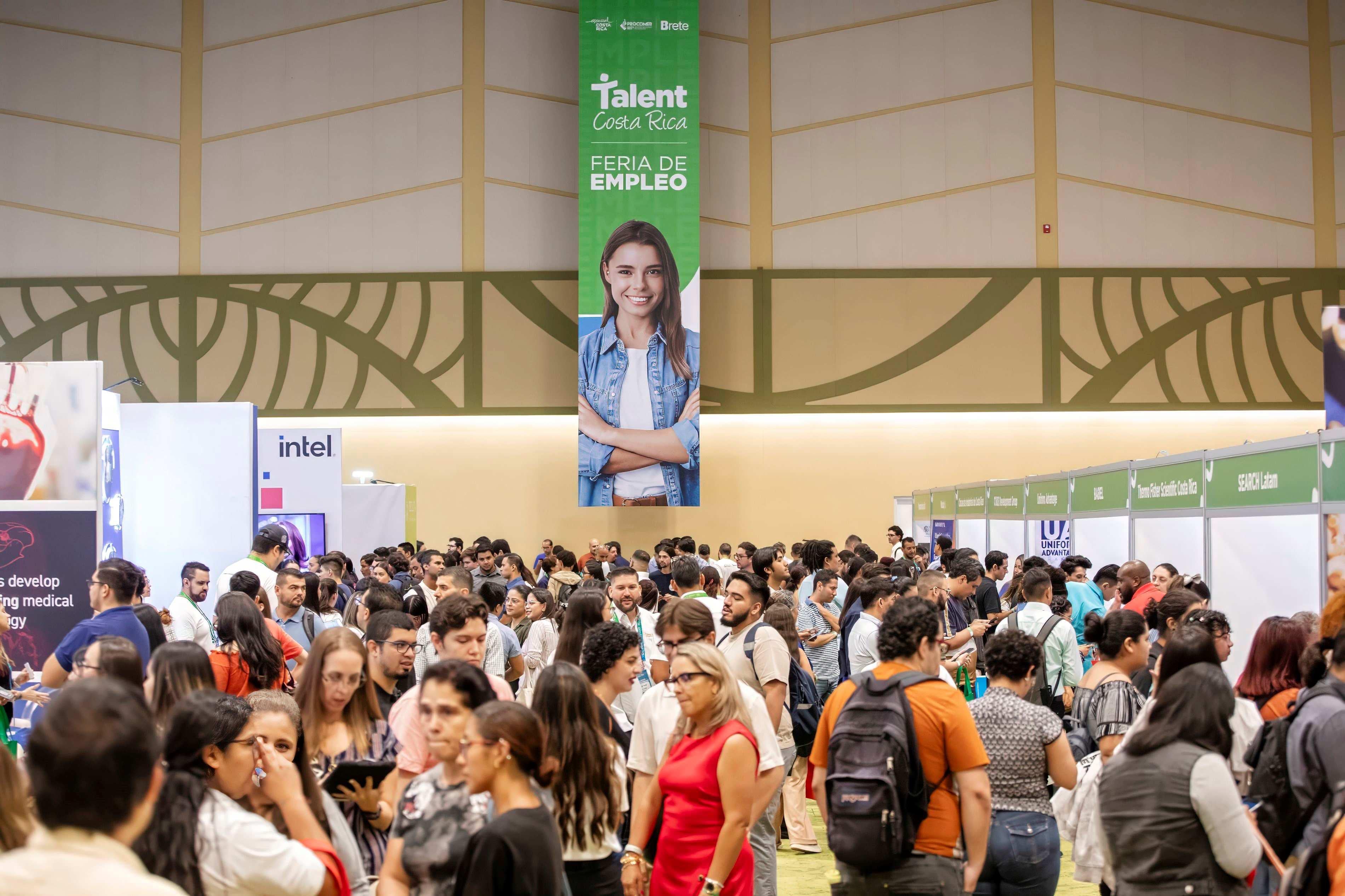 Asistentes visitan los estands de las más de 100 empresas participantes en la Feria de Empleo Talent Costa Rica, que se realiza este 9 y 10 de mayo en el Centro de Convenciones. La actividad ofrece más de 7.000 oportunidades laborales en sectores clave como servicios, tecnologías de la información, y ciencias de la vida.