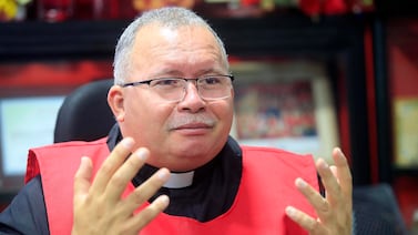 Padre Sergio Valverde y su corazón de oro: así ayudó a los afectados por inundaciones