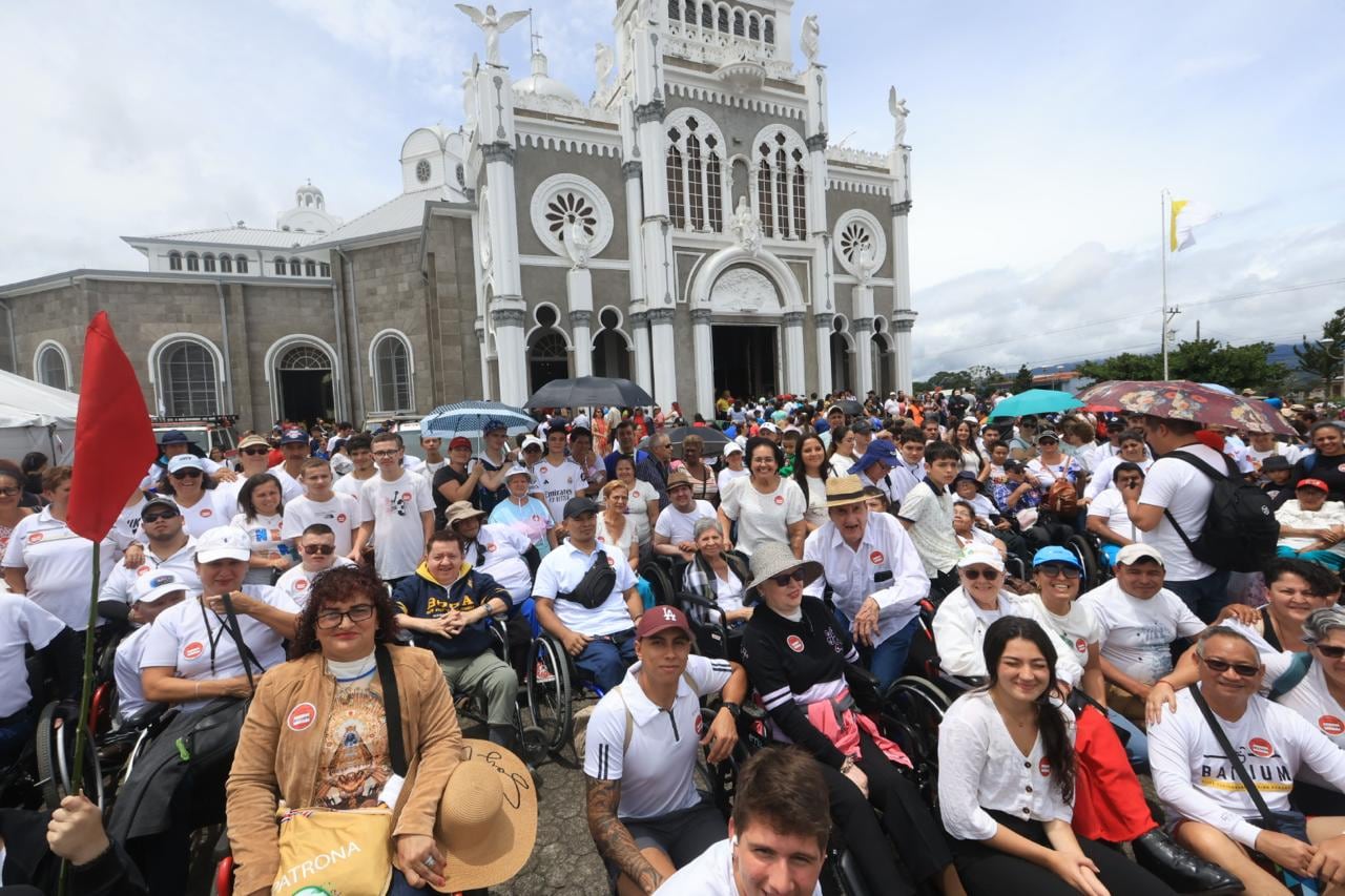 Romería en sillas de ruedas a la Basílica de Los Ángeles