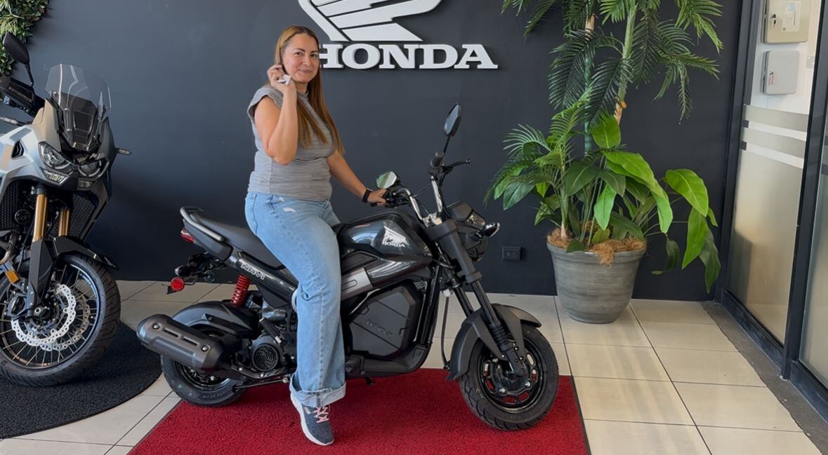 Laura Guillén recibe su noto NAVI Honda nueva por ser la campeona de nuestro reality show, Guerra de parrillas