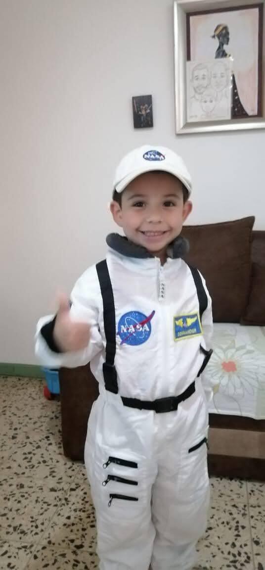 Fabián Cortés Sánchez tiene 7 años y celebra este Día del Niño haciendo lo que más le gusta, muñequitos de plastilina para aumentar su colección. El papá se llama Cristian Cortés Badilla y le enseñó a coleccionar