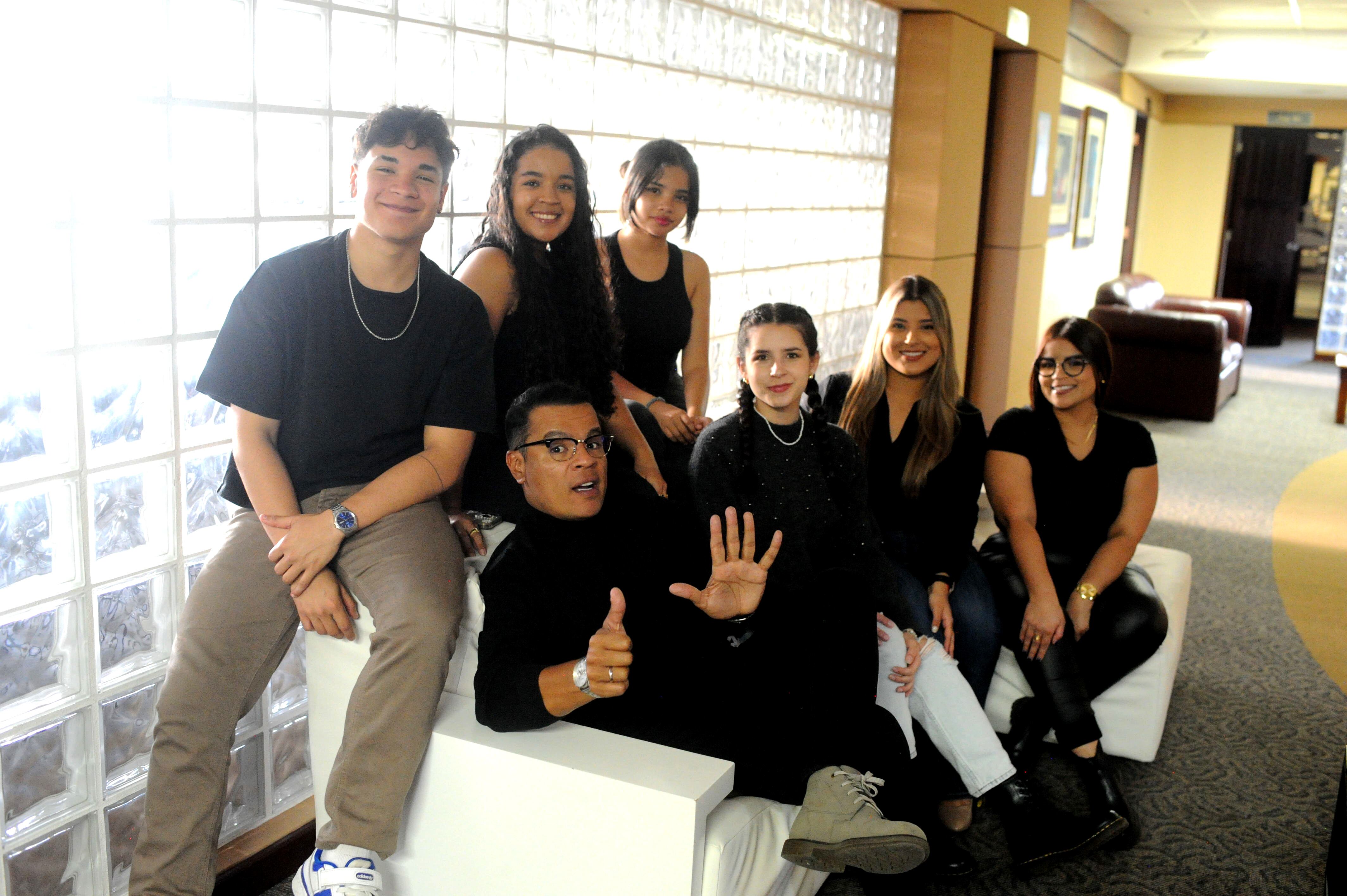 Jair Cruz rodeado de sus hijos.