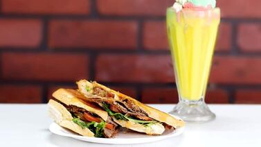 El sándwich de mano de piedra es el rey de reyes en el Mercado Central de Cartago
