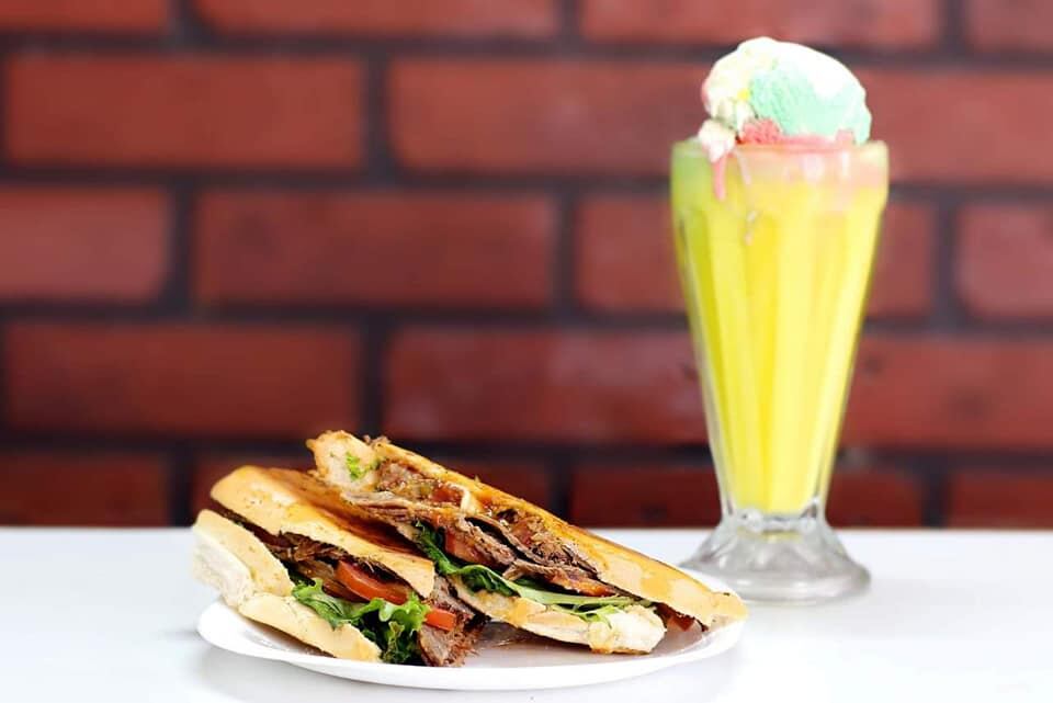 Una de las sodas que más sándwiches vende en el Mercado Central de Cartago, la Río de Janeiro, nos confirma que su sándwich más vendido es el de mano de piedra, el cual tiene más de 40 años de ser el número uno en el gusto de los brumosos