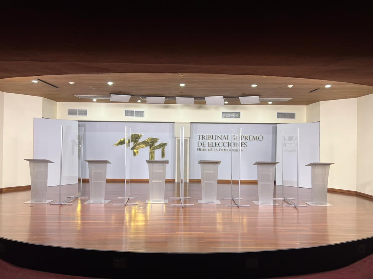 A partir del domingo 9 de enero, a las 8:15 de la noche, arranca una teletón de debates presidenciales que durará hasta el miércoles 12 de enero. Se transmitirán por Canal 13. Cada uno durará dos horas. Estarán presentes los 25 candidatos presidenciales para las elecciones presidenciales del próximo 6 de febrero.