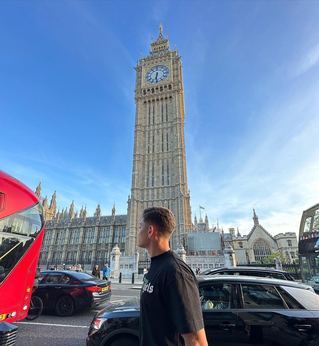 Brandon Aguilera comentó que gracias a lo que aprendió de sus papás ha sido de gran ayuda para disfrutar su aventura en Inglaterra. Foto: Instagram.