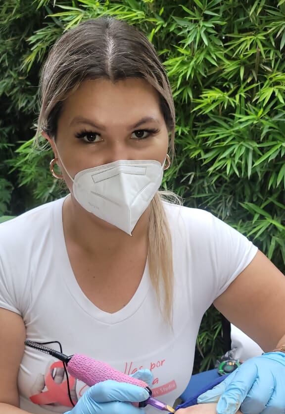La esteticista profesional Yanis Ocampo busca a mujeres sobrevivientes de cáncer de seno para hacerles el tatuaje del pezón y la areola en 3D.