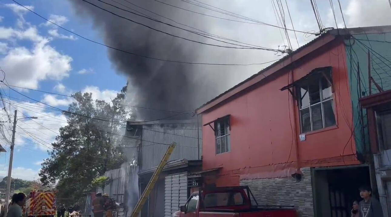 Las llamas consumen al menos 300 metros cuadrados en Alajuelita.