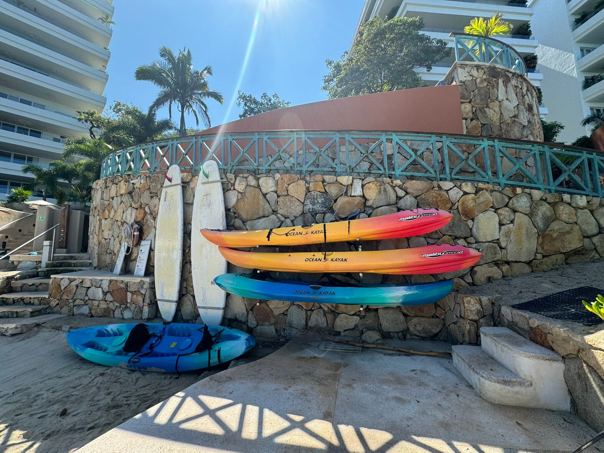 Pececitos de colores bailan cerca de la orilla en una mágica playa de Puerto Vallarta.