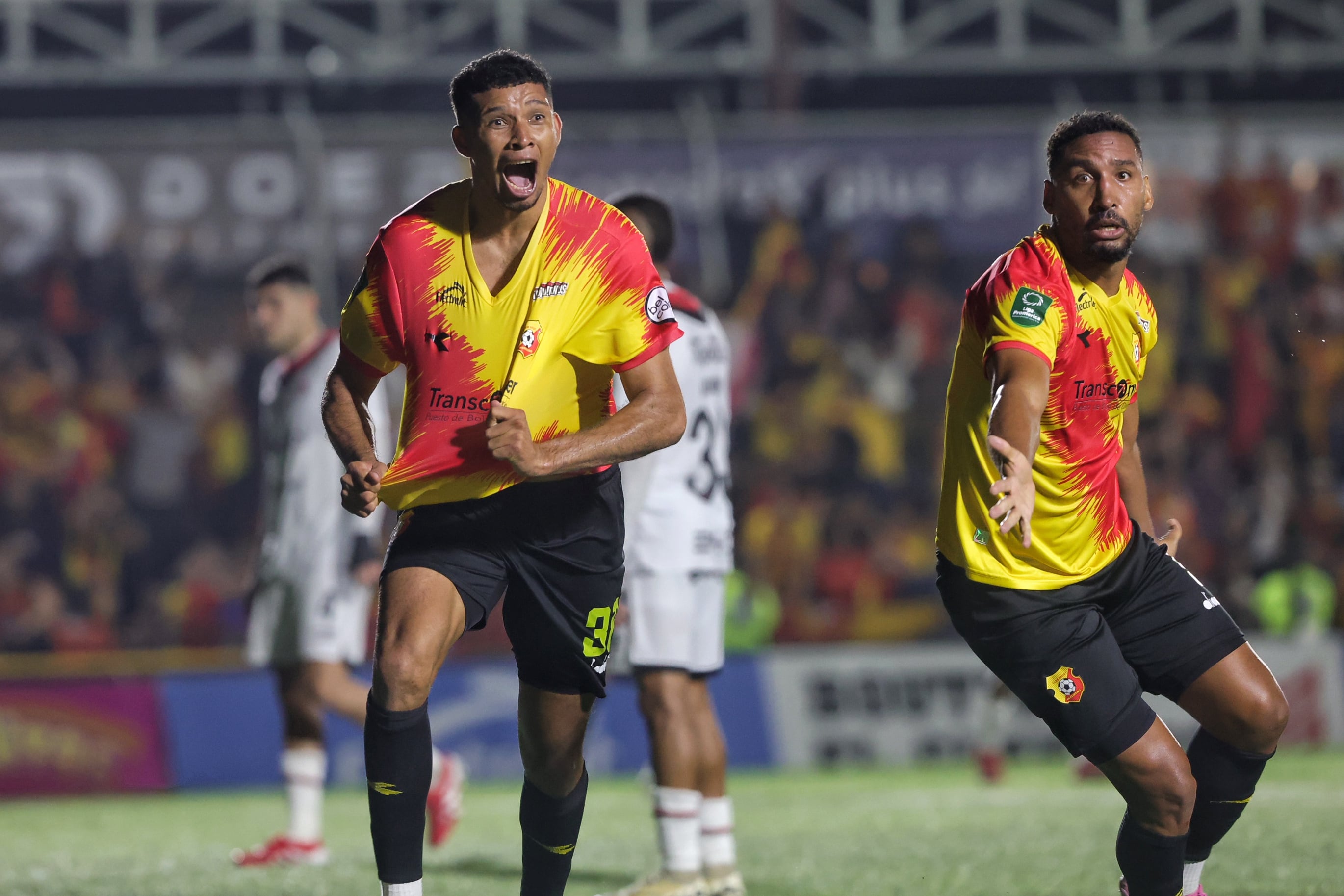 28/05/2025/ Juego entre Club Sport Herediano vs Liga Deportiva Alajuelense por  el partido de vuelta de la gran final el torneo Clausura de la Liga Promerica en el estadio Carlos Alvarado / foto John Durán