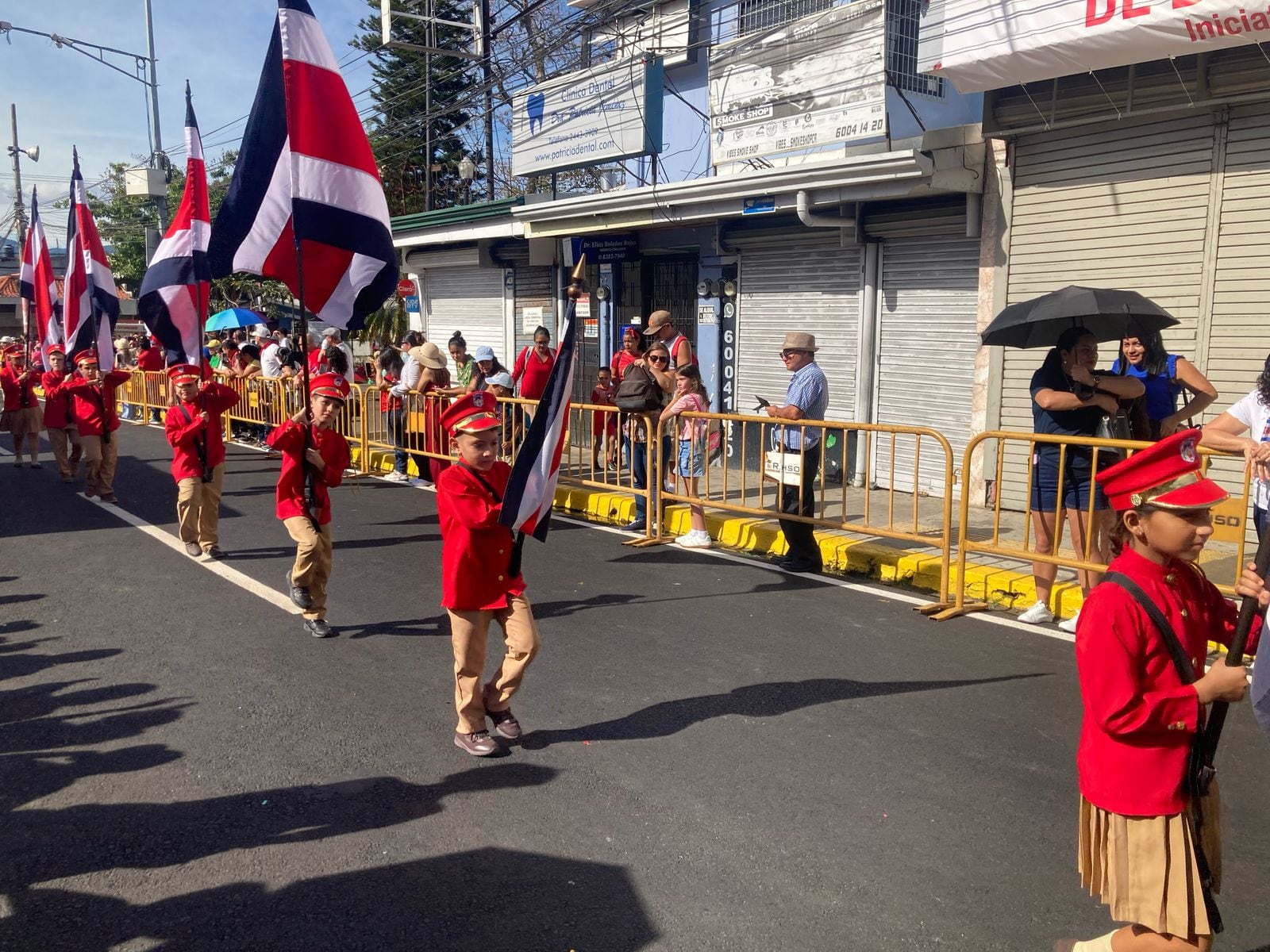 Con entusiasmo y fervor cívico, más de 3900 niños, niñas y jóvenes estudiantes de bandas de 38 instituciones educativas brillan por las calles del cantón alajuelense, durante los tradicionales desfiles del 169° aniversario de la Batalla de Rivas y la gesta heroica de Juan Santamaría.