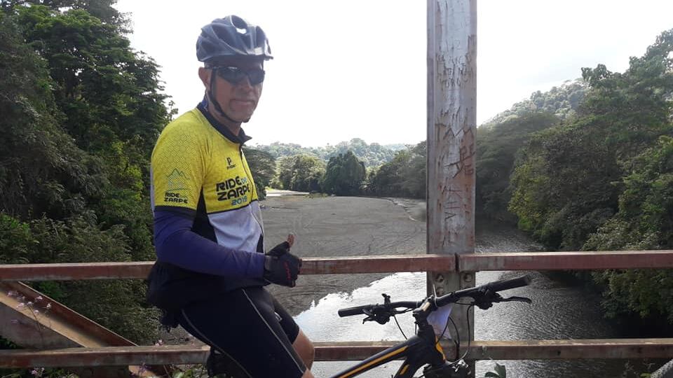 El ciclista Juan Carlos Sánchez Monge murió atropellado por un carro manejado por un sujeto de apellidos Elizondo Gómez, quien quedó libre y al parecer no le prohibieron manejar vehículos. Foto: Tomada de FB