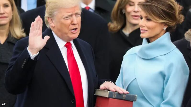Donald Trump vuelve al poder y pasa incómodo momento al no poder besar a su esposa.