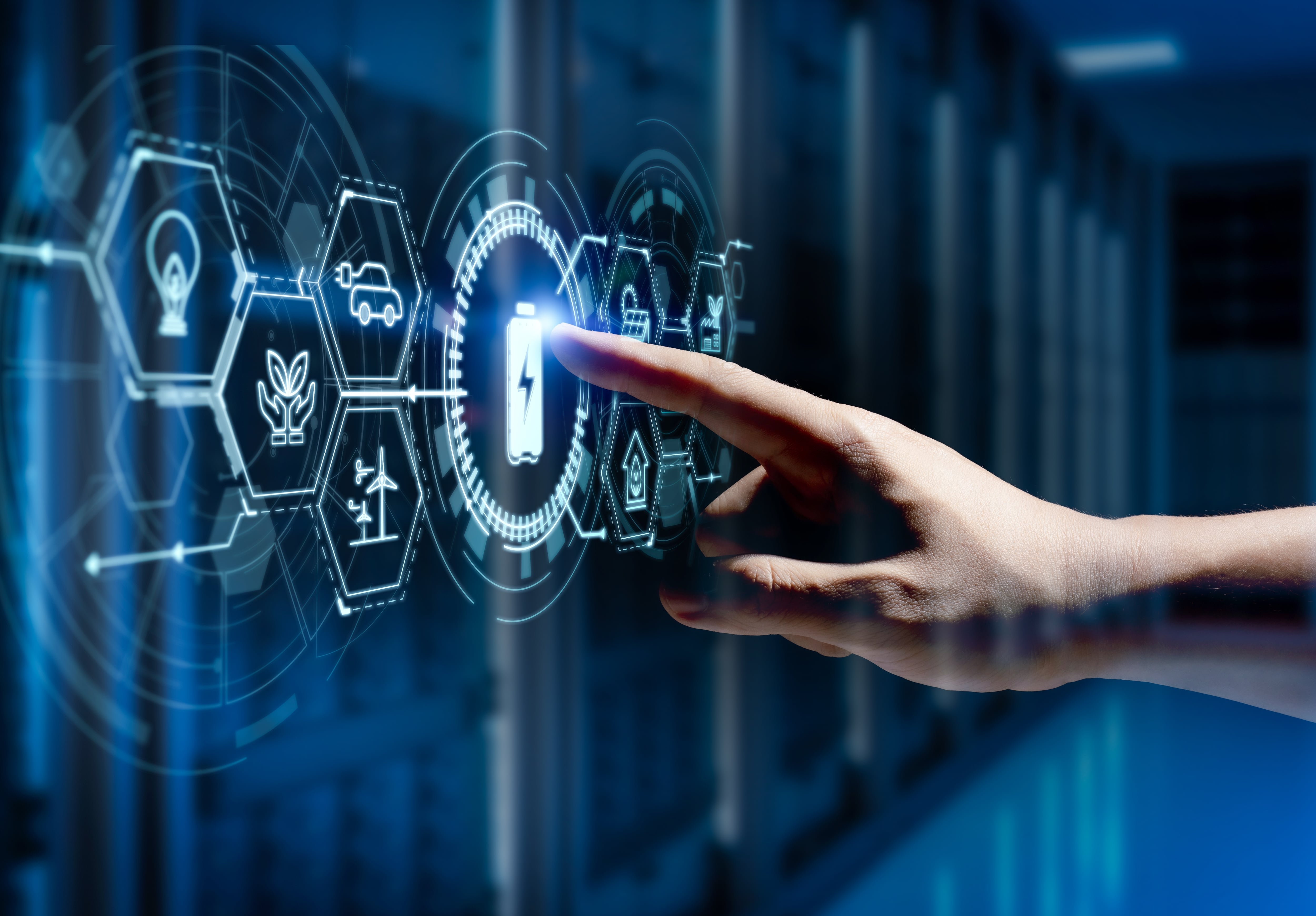 Mano interactuando con una interfaz digital que muestra íconos de energía, servidores y tecnología, representando el alto consumo eléctrico de la inteligencia artificial y los centros de datos.