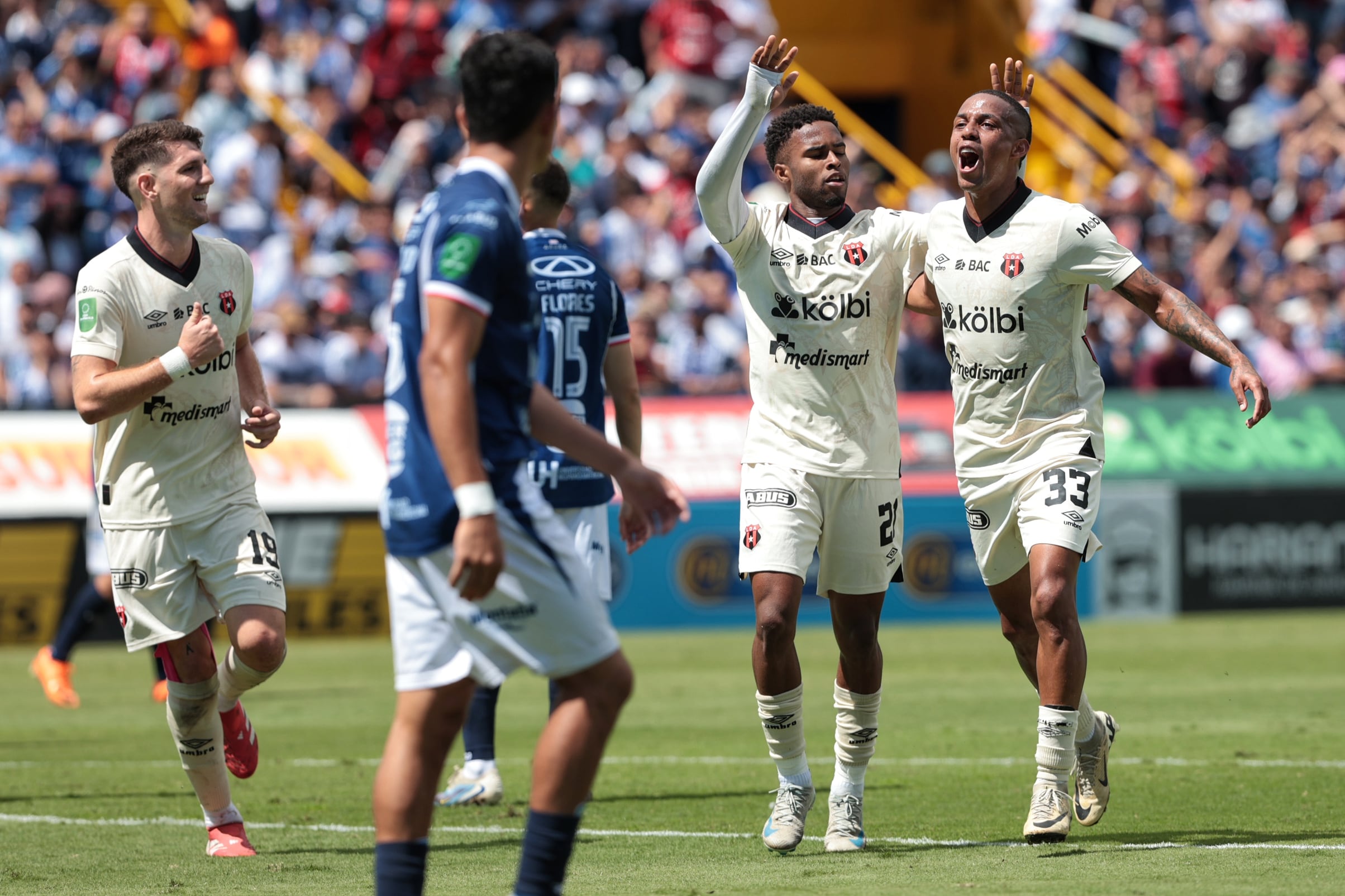 30/11/2025/ Juego entre Club Sport Cartagines vs Liga Deportiva Alajuelense por la fecha 17 del torneo apertura de l Liga Promerica en el estadio Fello Meza / foto John Durán