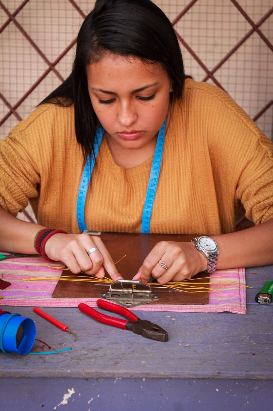 Pamela Mora Rojas, vecina de Coronado, a punta de hacer pulseras se pagó sus estudios como Técnico en Farmacia