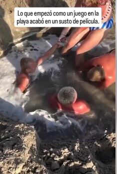 Un grupo de personas se llevó el susto de su vida tras hacer un gran hueco en la arena para jugar en una playa.