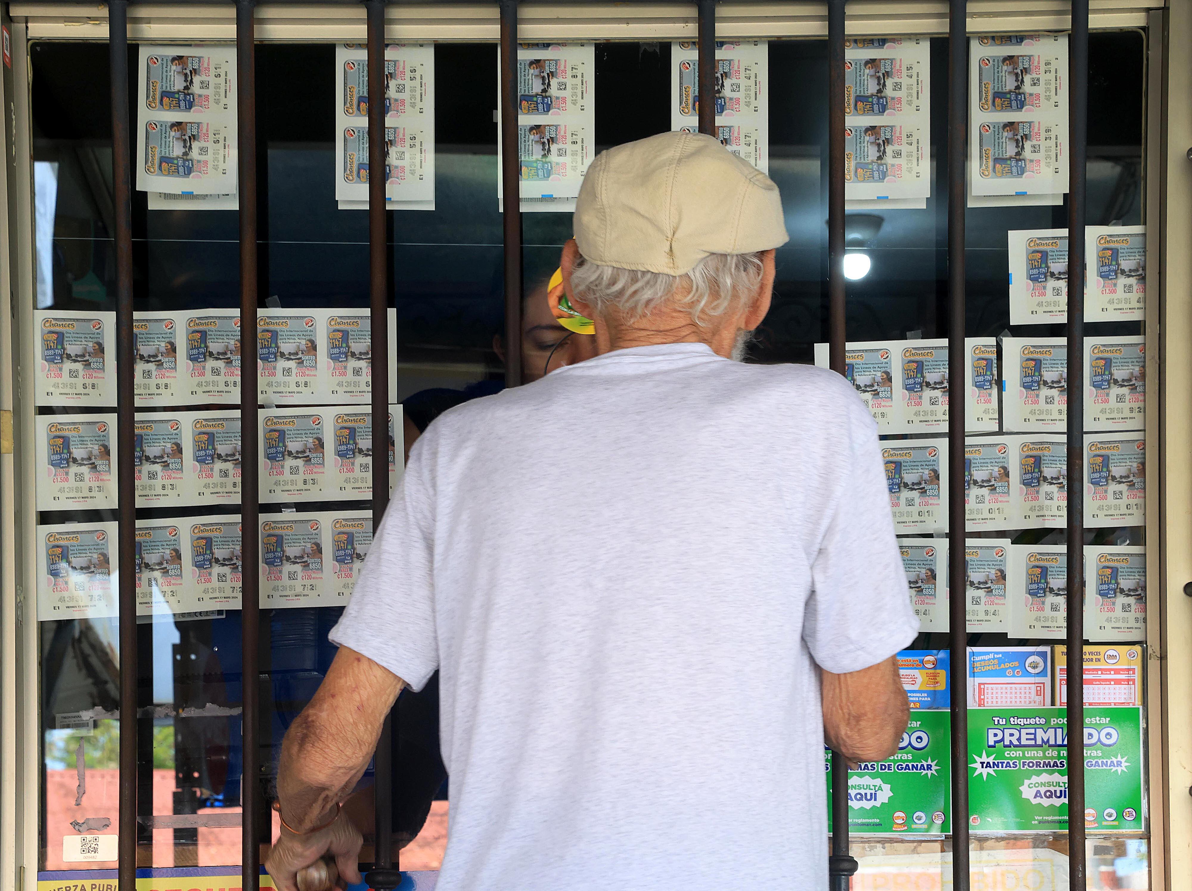 17/05/2024 San Vicente de Santo Domingo de Heredia. Sorayda Martínez vendía chances esta mañana en el puesto Copias y Más. Por estos días la venta de chances y lotería ha estado buena porque los compradores aspiran a ganar el premio acumulado que para este viernes está en 1200 millones de colones. Foto: Rafael Pacheco Granados