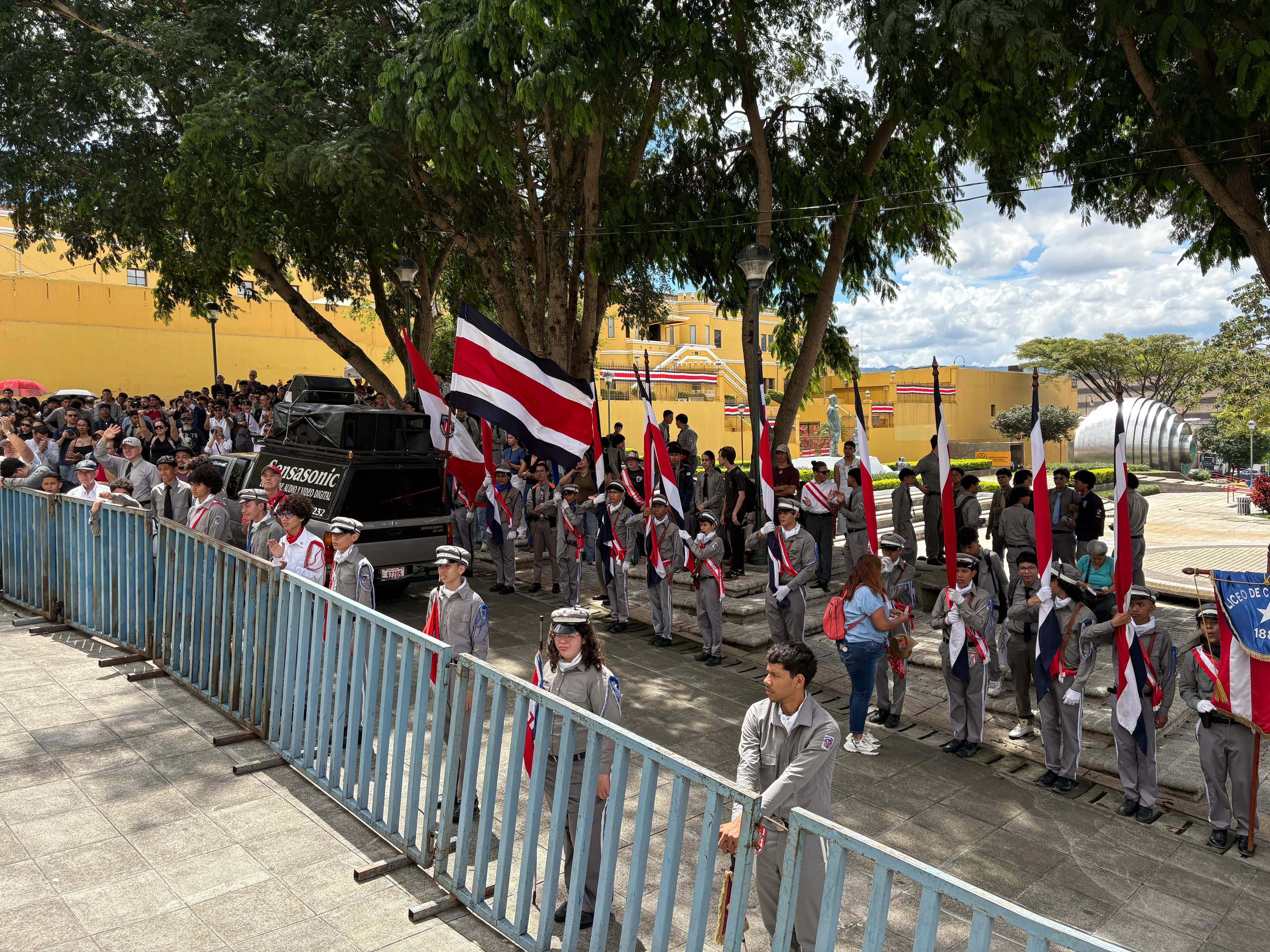 Estudiantes del Liceo de Costa Rica se manifestaron en las afueras de la Asamblea Legislativa