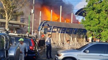Paramédicos han atendido a 8 personas por voraz incendio en conocido hotel Rex