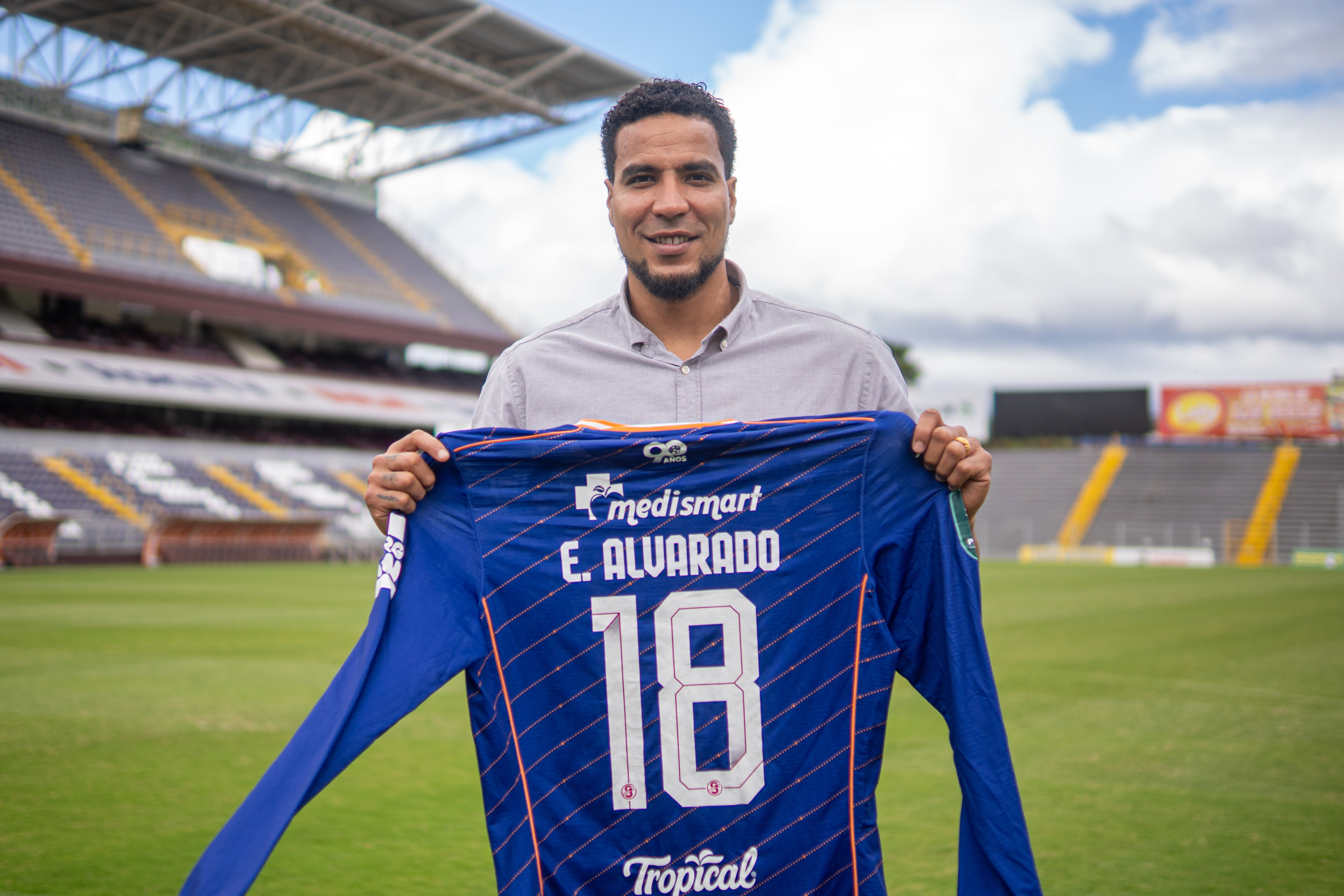 Esteban Alvarado anunció su retiro del fútbol profesional.