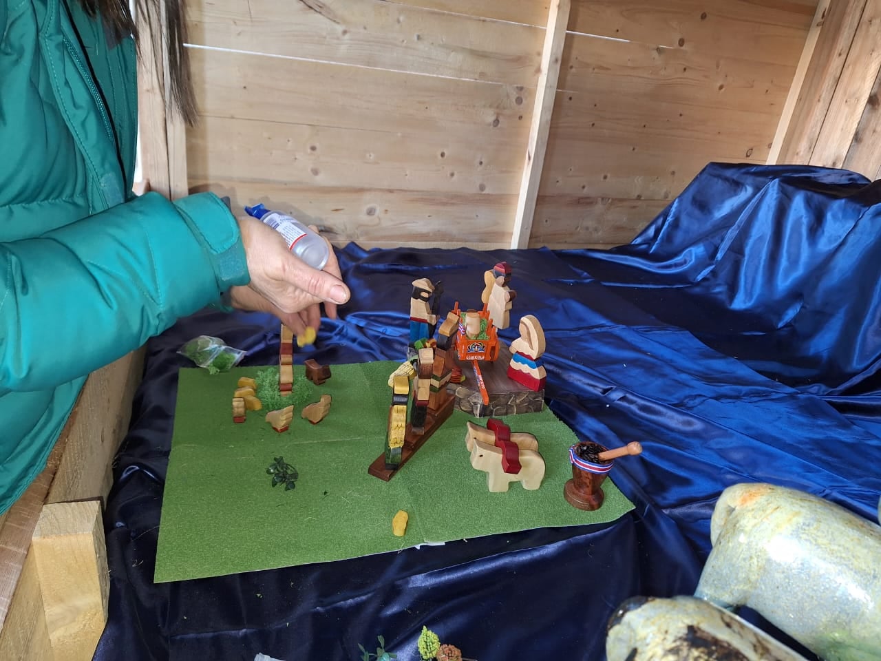 En el puro corazón y las raíces de Sarchí la artesana, Cinthya Soto Murillo, fabricó un pasito muy, pero muy a la tica el cual se exhibe en el puro corazón del Vaticano desde el pasado 8 de diciembre.