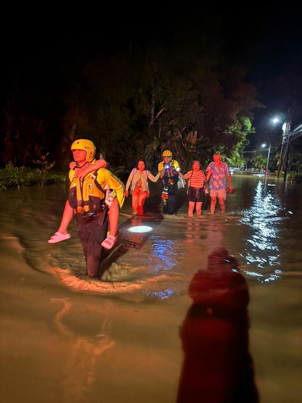 Una noche de angustia y preocupación fue la que vivieron los vecinos de Pueblo Real de Paquita, en Quepos, debido a las fuertes lluvias el martes 16 de junio del 2026. Foto: Bomberos