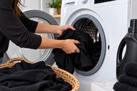 ¿Cómo lavar la ropa negra para que no pierda el color? Estos trucos ayudan a mantenerla intensa