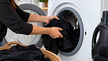 ¿Cómo lavar la ropa negra para que no pierda el color? Estos trucos ayudan a mantenerla intensa