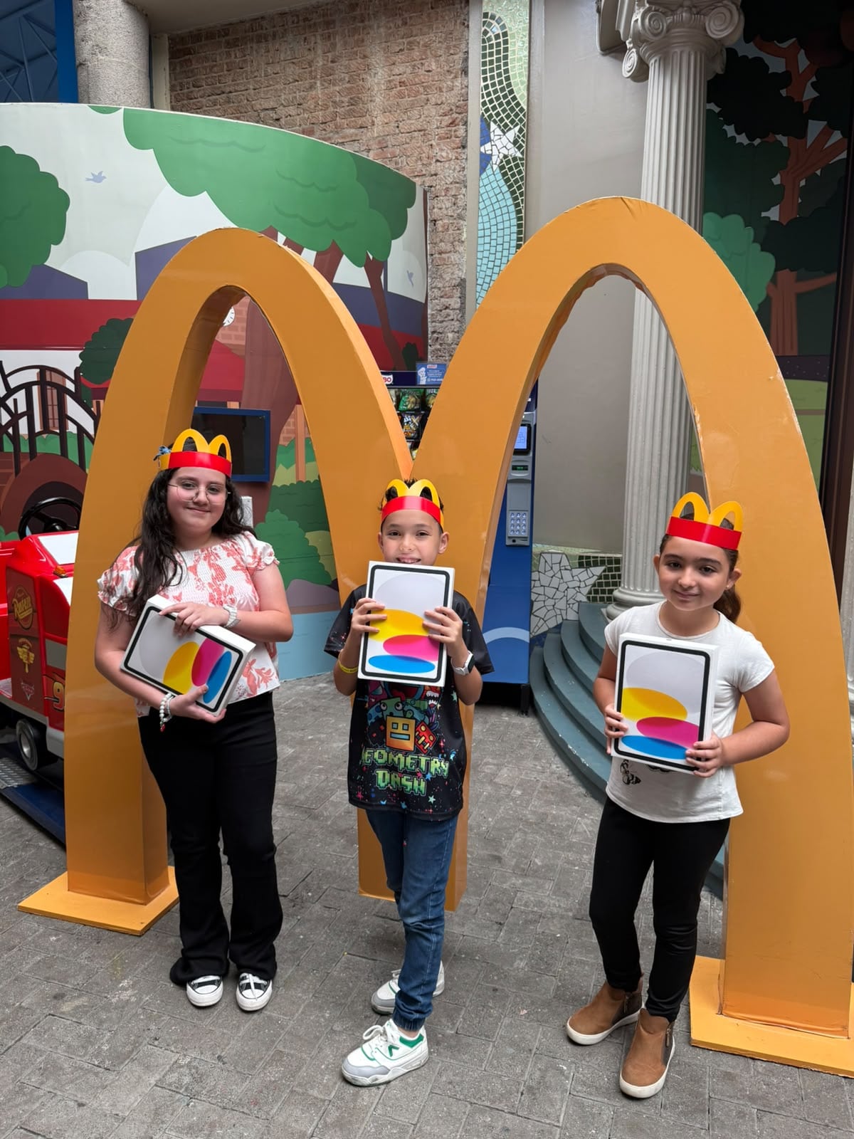 McDonald’s Costa Rica y el Museo de los Niños premiaron a tres niños ganadores de un concurso de cuentos que promovió la lectura y la creatividad infantil. Cada galardonado recibió un iPad como reconocimiento.
