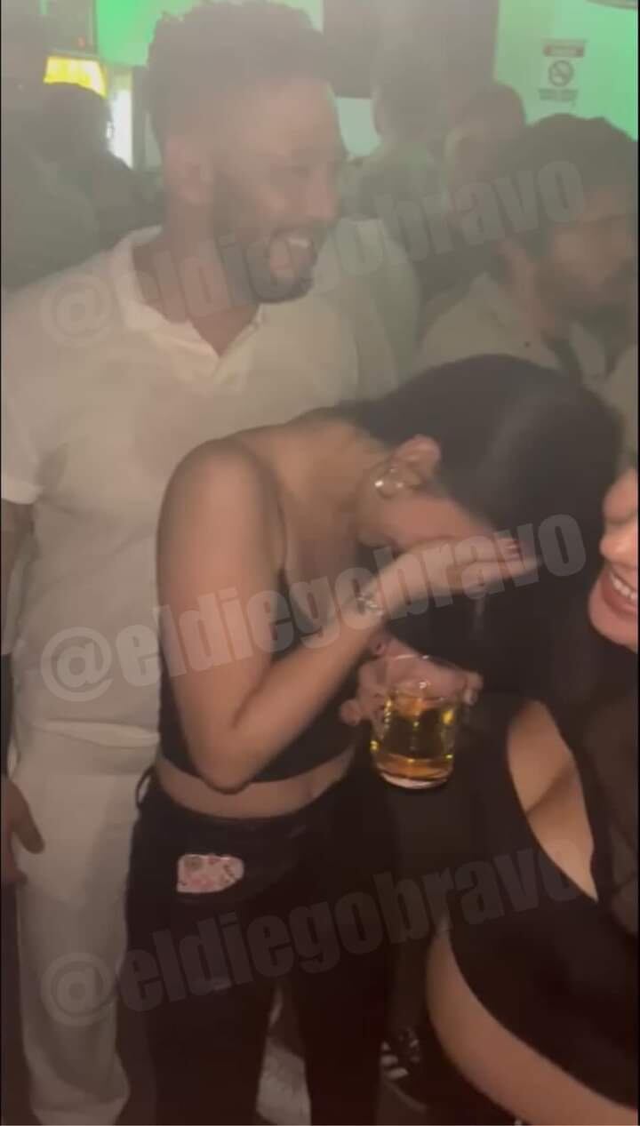 Así captaron a Alonso Solís con misteriosa joven