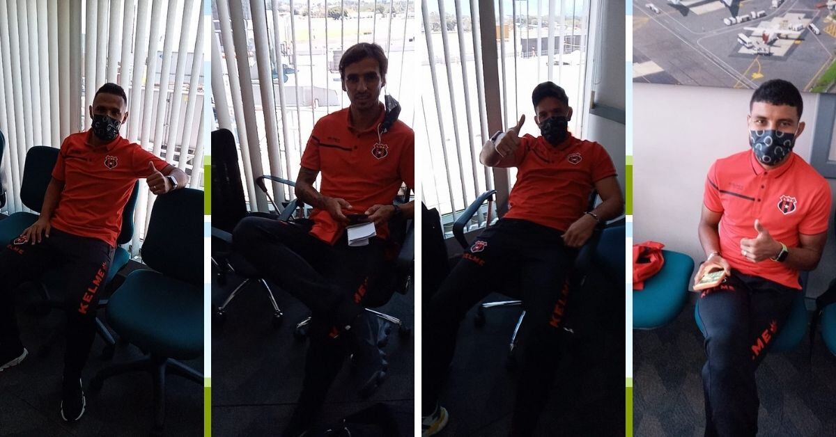 Alex López, Bryan Ruiz, Leonel Moreira y Johan Venegas son cuatro de los cinco futbolistas en la sala de espera. A ellos se les une Barlon Sequeira. Fotografía: Twitter Leonardo Martínez