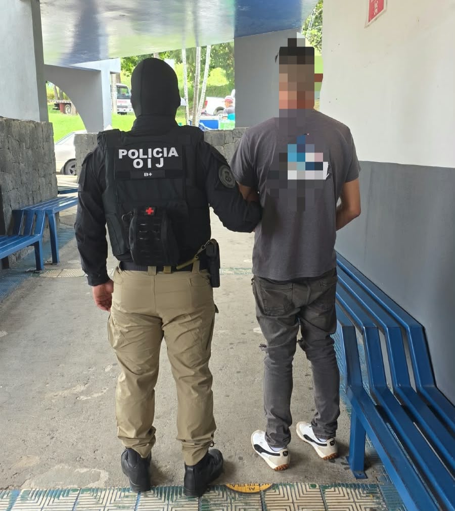 El OIJ detuvo a un hombre de apellido Corrales, de 40 años, durante un allanamiento en Metrópolis 2, Pavas.