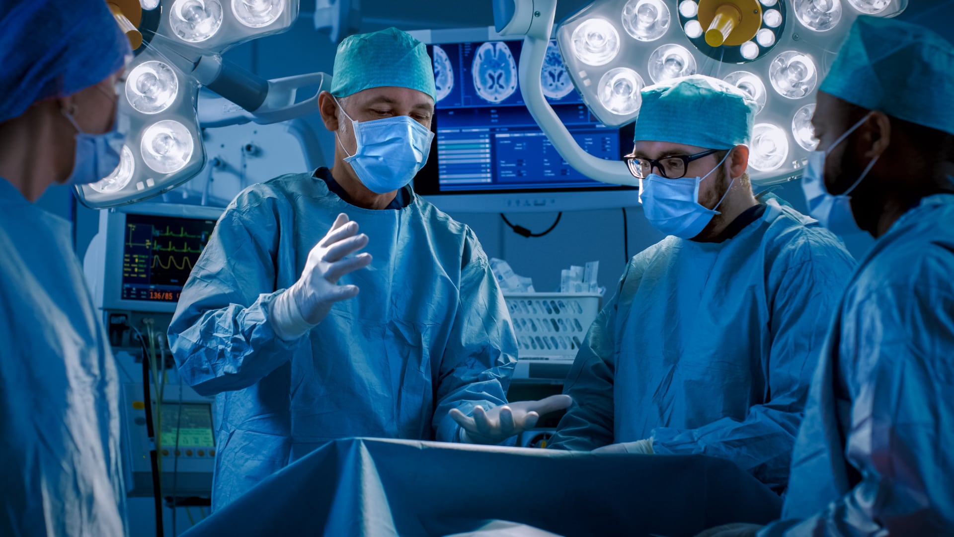 Joven en Holanda habló inglés tras cirugía y olvidó su idioma nativo. El caso fue revelado por Daily Mail y analizado por médicos.