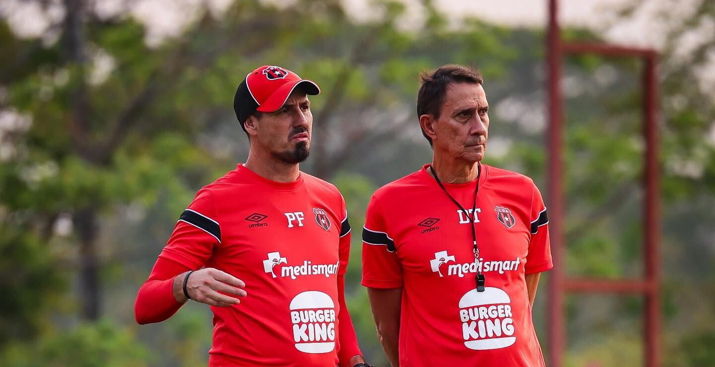 Alexandre Guimaraes y Martinho Do Prado observan a los jugadores de Liga Deportiva Alajuelense durante la última práctica previo al partido de este 4 de mayo contra Sporting.