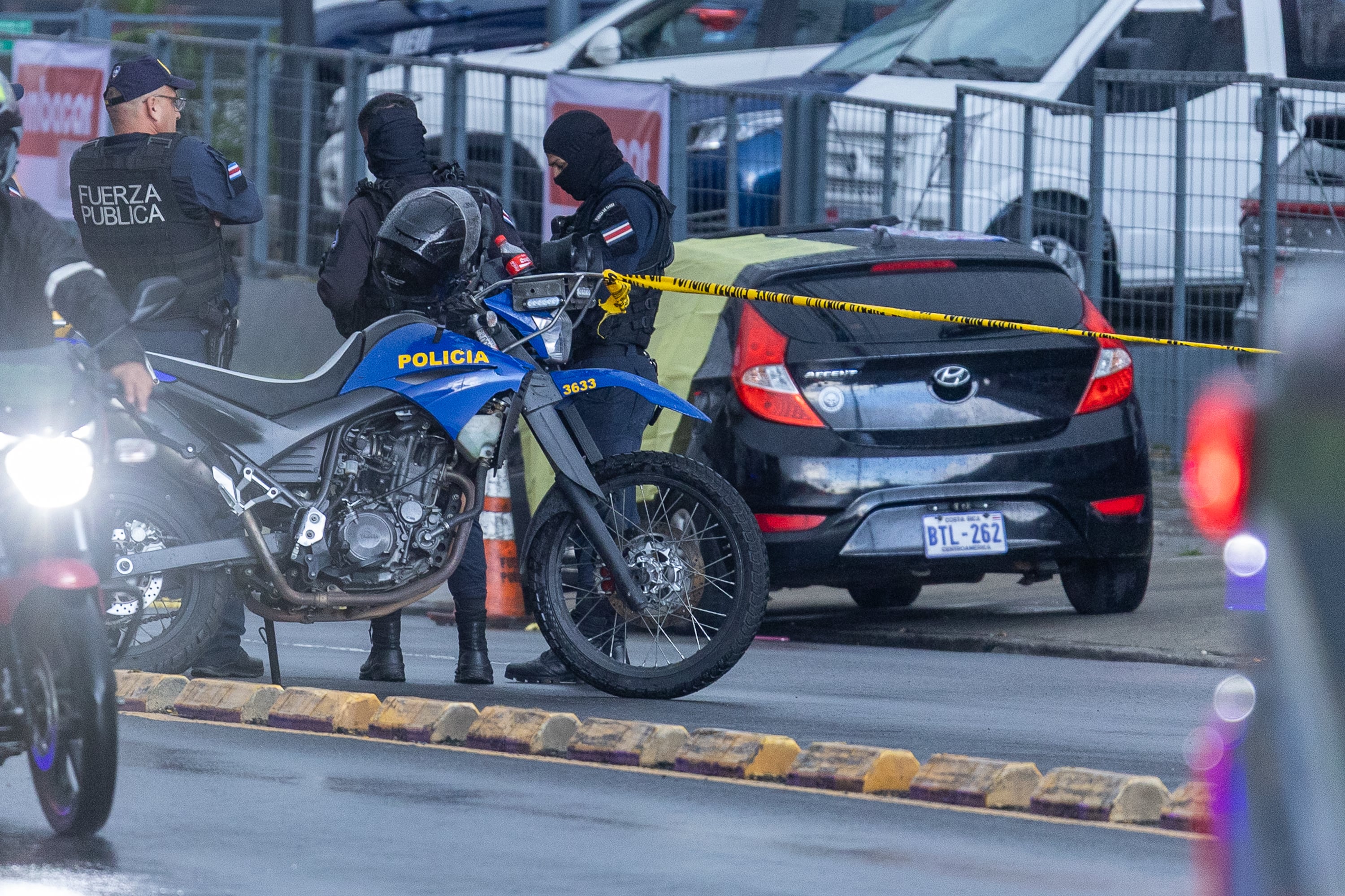 11/08/2025, San José, La Uruca, frente al COSEVI, se da una balacera en la que aparentemente hay dos personas muertas en un vehículo.