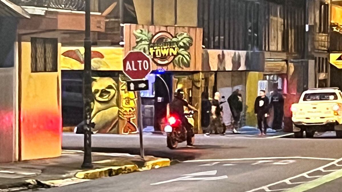 Asesinan a un DJ de apellido Brown, de 48 años y una mujer de apellido Castro, de 33 años en bar Cahuita Town. Foto: Cortesía para La Teja