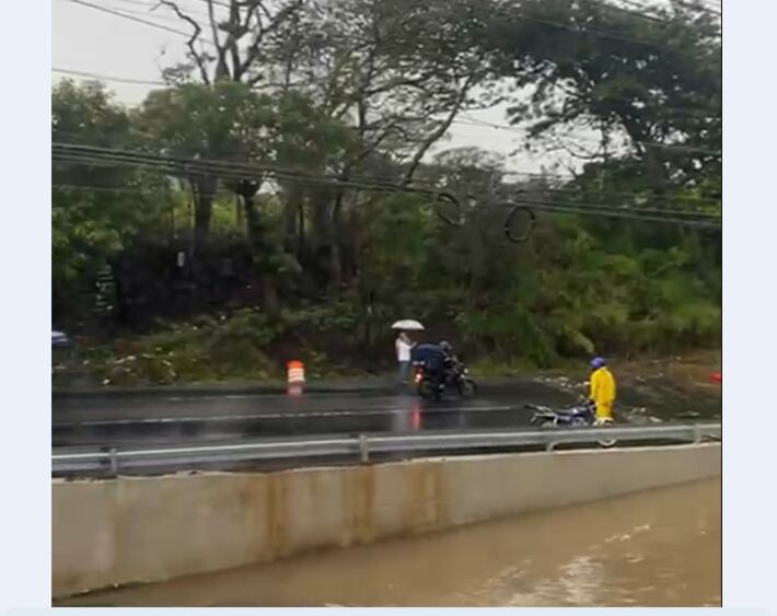 El puente de Barreal de Heredia fue desbordado por el río Bermúdez