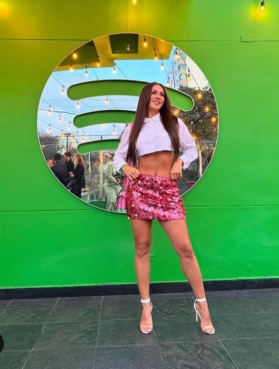 Karina Ramos estuvo de invitada en presentación de nuevo disco de famoso artista