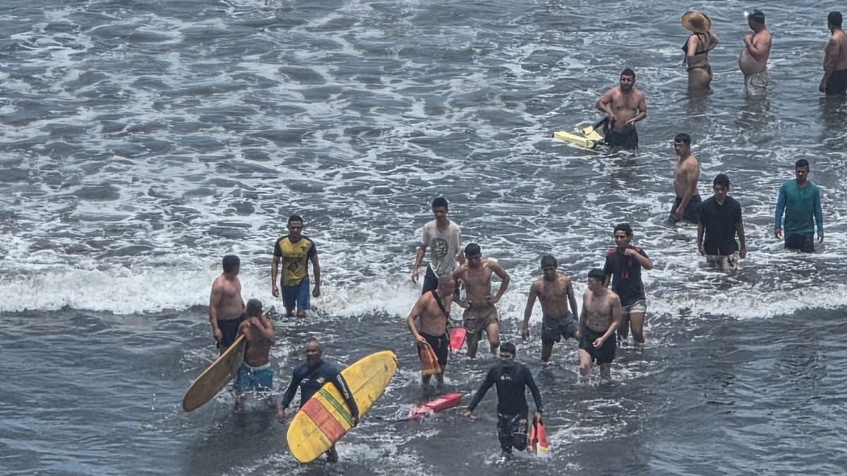 Este Viernes Santo (3 de abril) a eso de las 12 medio día, una corriente de unos 3 metros de largo atrapó al mismo tiempo a 6 personas en playa Jacó.