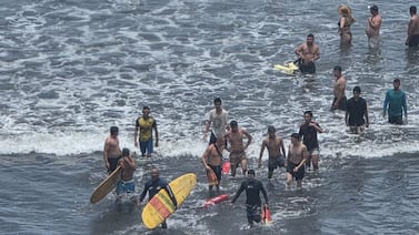 En Jacó 5 adultos y una niña de 13 años sobreviven tras ser arrastrados por una corriente